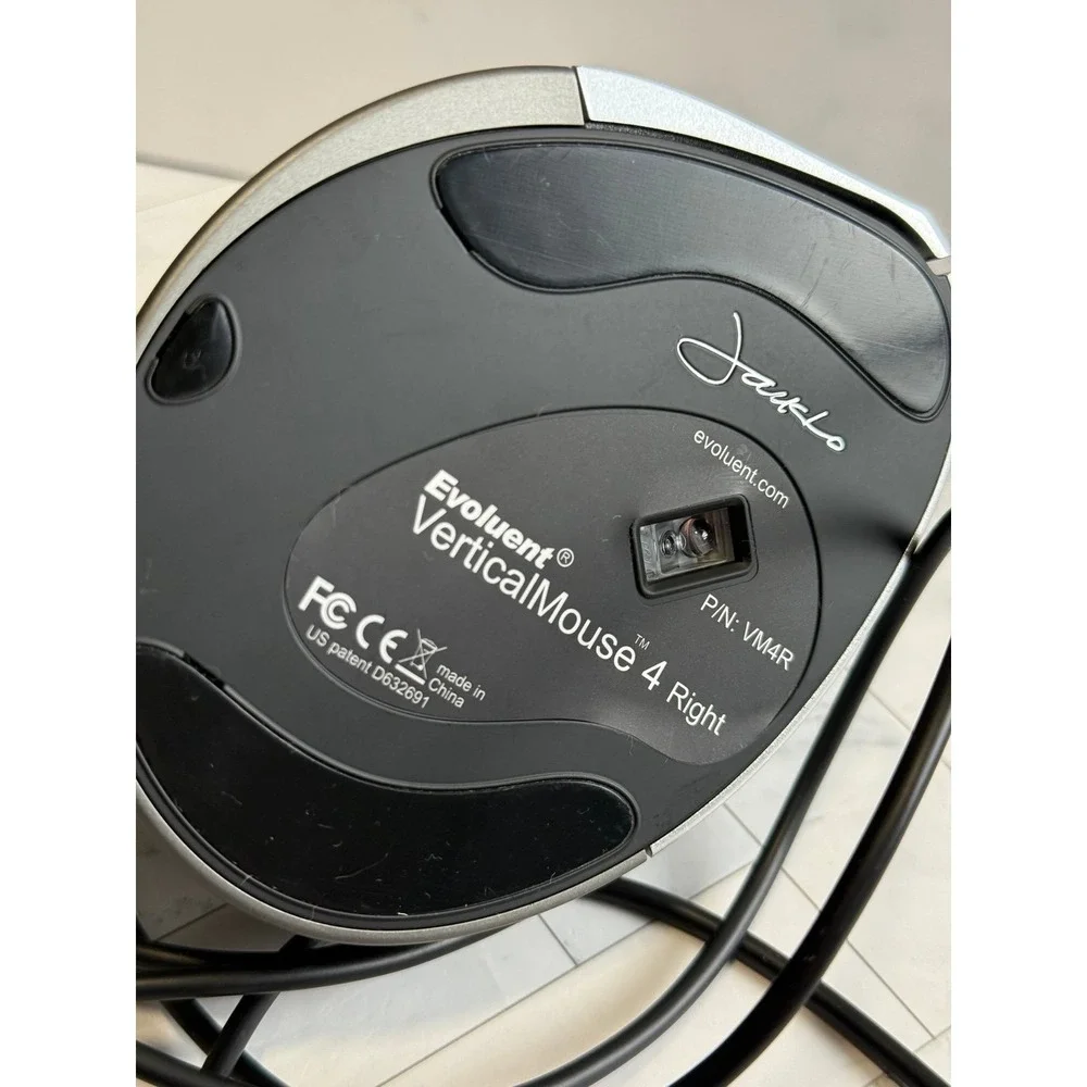 EVOLUENT Vertical Corded Mouse Two-Tone Silver